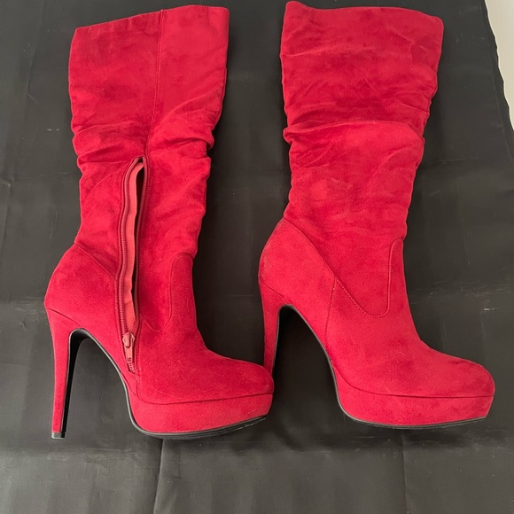 Stylish Boots - Picture 1 of 2